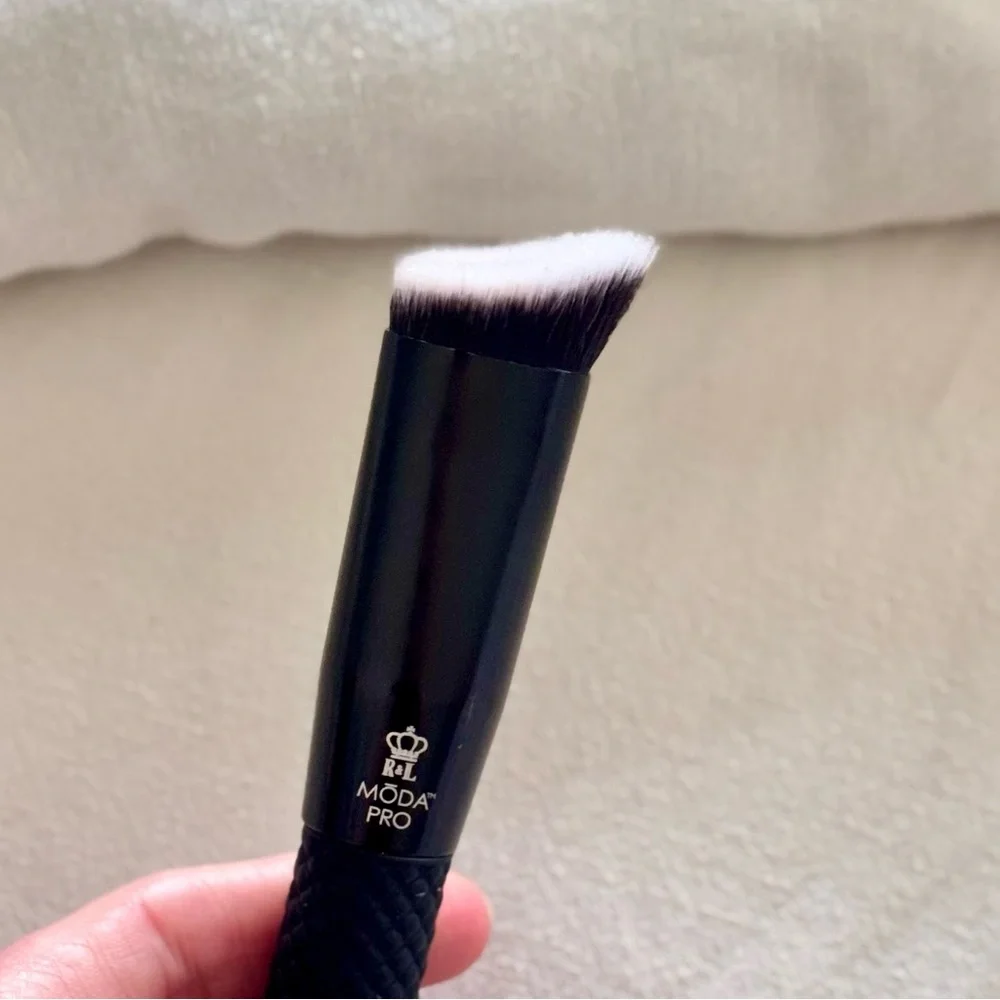 MODA PRO BMX-250 Chisel Makeup Brush for Contour & Blending